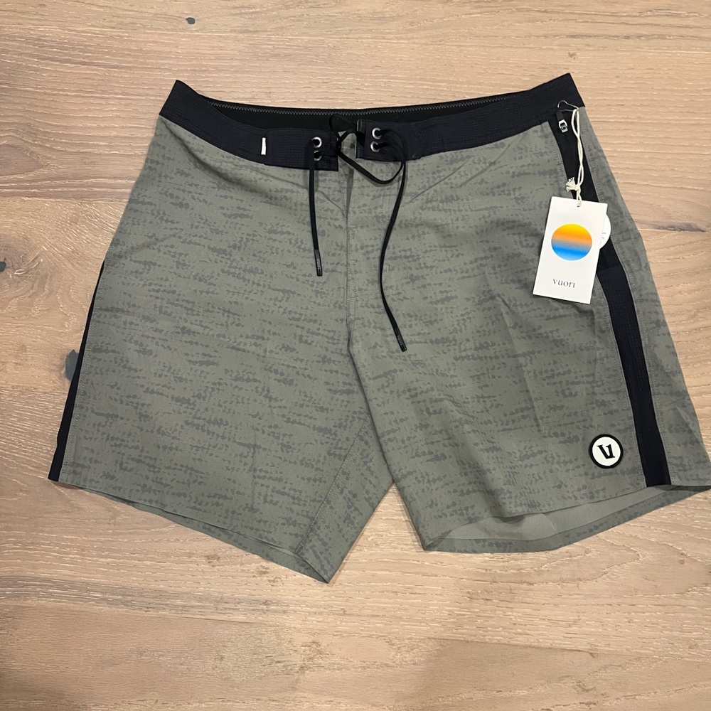 Men’s Vuori size 30 peak boardshort